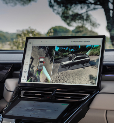 инфоразвлекателният дисплей на автомобил WEY 05 показва 360° панорамна система за изображения