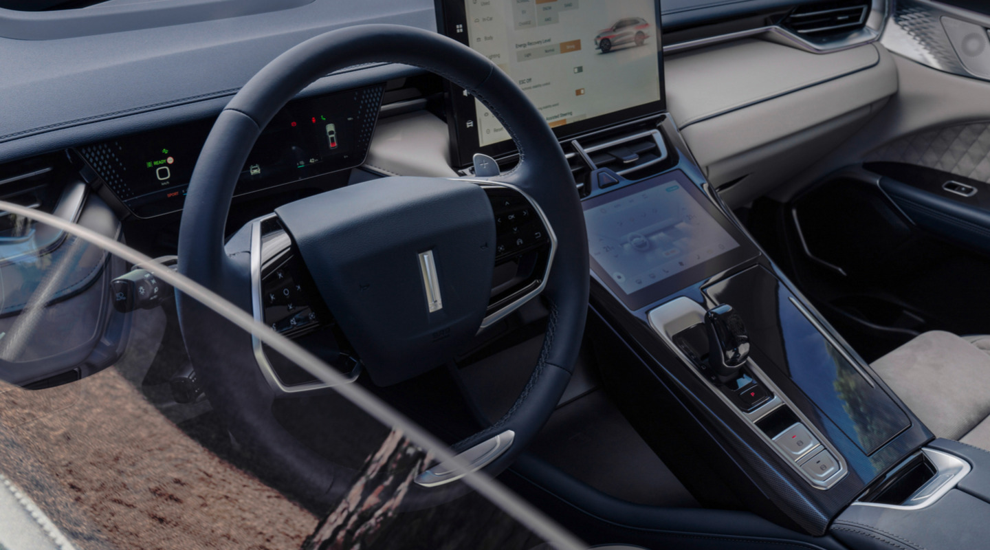 Интериорът на автомобила Wey Coffee 01, показващ волана и инфоразвлекателния дисплей