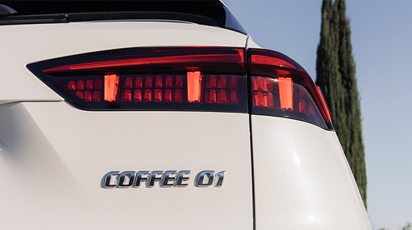 Дясната задна светлина и емблемата Coffee 01 отзад вдясно на автомобила Wey 05