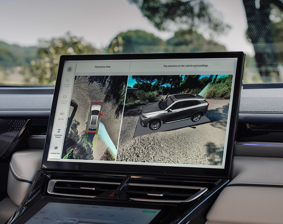 Инфоразвлекателният дисплей на автомобил Wey Coffee 01 показва 360° панорамна система за изображения